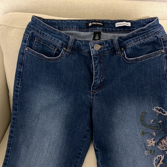 Daisy Fuentes Paulina Best Friend size 6 Women’s embroidered jeans. - Picture 4 of 8